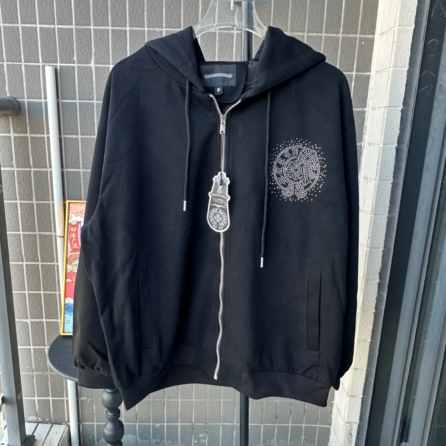 P320 Style No.: TT107 𝗖𝗵𝗿𝗼𝗺𝗲 𝗛𝗲𝗮𝗿𝘁𝘀/Cro Heart 2025 Washable Watercolor Diamond Stickers Autumn and Winter New Original Single Counter American Laser Diamond Stickers 3D Three-dimensional Color Embroidery Couple Casual Cardigan Sweatshirt 👑The highest version! Customized fabric 480g tripe terry fabric! American acid-washed and distressed original fabric, laser-burned pattern ✟Colored diamond hardware stickers, exquisite embroidery of letters! The best-selling model in the counter, very comfortable to wear. Accessories: original molded and authenticated collar label➕100% silk wash label. Genuine purchase-grade original hangtag➕matching hanging rope���3D hanging beads➕original packaging bag. Craftsmanship: The original version has consistent wiring! The highest version of the armhole matching technique! Color: Black Size: S M L XL